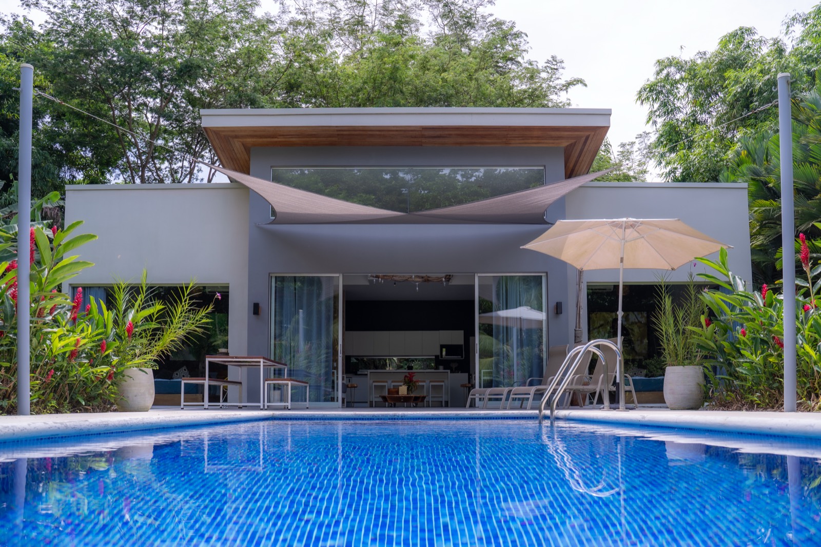 La piscine de la Modern House N°2
